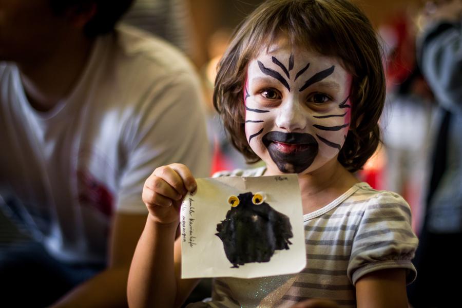 Flora auf dem Kinderfest, Foto: Christian Rudat, (c) Roter Fleck Verlag