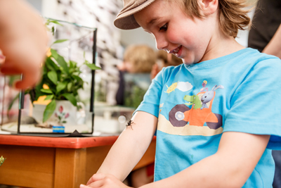 Valentin mit seiner Kleinsten, Foto: Christian Rudat, (c) Roter Fleck Verlag